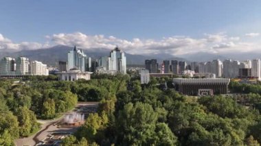 Bir yaz günü Kazak şehri Almaty 'nin güney kesimindeki bir kuadkopterden görüntü