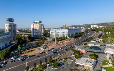 Almaty, Kazakistan, 08.19.2024. Güneşli bir yaz gününde Kazak şehri Almaty 'nin cumhuriyet meydanındaki bir dörtgen görüntüden.