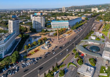 Almaty, Kazakistan, 08.19.2024. Güneşli bir yaz gününde Kazak şehri Almaty 'nin cumhuriyet meydanındaki bir dörtgen görüntüden.