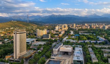 Yazın öğleden sonra Kazak şehri Almaty 'nin güneydoğusundaki bir kuadkopterden görüntü.