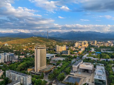 Yazın öğleden sonra Kazak şehri Almaty 'nin güneydoğusundaki bir kuadkopterden görüntü.