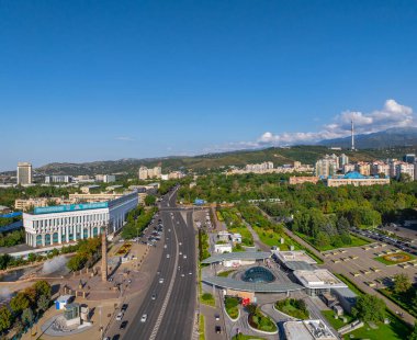 Almaty, Kazakistan, 08.19.2024. Güneşli bir yaz gününde Kazak şehri Almaty 'nin cumhuriyet meydanındaki bir dörtgen görüntüden.