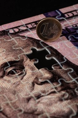 Bulmacalardan toplanan 100 dolar ve 1 avro para