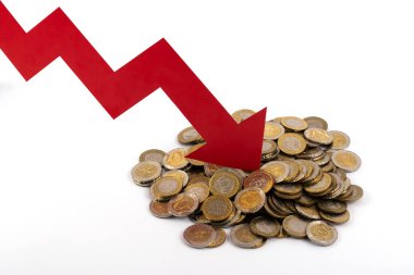 Düşen bir grafiğin kırmızı okuyla Kazak para biriminin döviz kuru hakkında kavramsal hikaye, beyaz arka planda 100 ve 200 onge madeni para