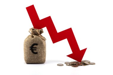 Avro bölgesindeki enflasyonla ilgili kavramsal hikaye kırmızı bir grafik oku, avro paraları ve para birimi sembollü bir para çantası ile