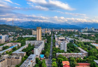 Almaty, Kazakistan, 08.21.2024.Manzara Kazakistan 'ın güneydoğusundaki Almaty şehrinin bir dörtlüsünden yaz öğleden sonra.