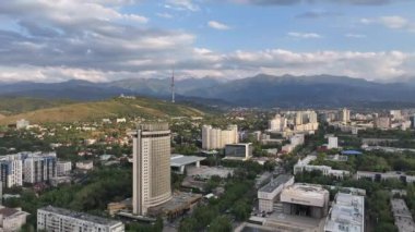 Almaty, Kazakistan, 08.21.2024.Manzara Kazakistan 'ın güneydoğusundaki Almaty şehrinin bir dörtlüsünden yaz öğleden sonra.