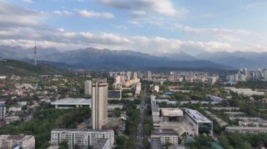 Almaty, Kazakistan, 08.21.2024.Manzara Kazakistan 'ın güneydoğusundaki Almaty şehrinin bir dörtlüsünden yaz öğleden sonra.