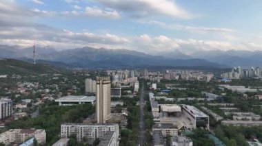 Almaty, Kazakistan, 08.21.2024.Manzara Kazakistan 'ın güneydoğusundaki Almaty şehrinin bir dörtlüsünden yaz öğleden sonra.