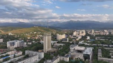 Almaty, Kazakistan, 08.21.2024.Manzara Kazakistan 'ın güneydoğusundaki Almaty şehrinin bir dörtlüsünden yaz öğleden sonra.