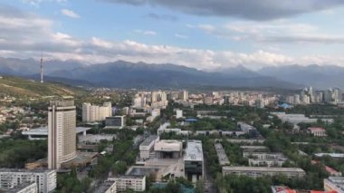 Almaty, Kazakistan, 08.21.2024.Manzara Kazakistan 'ın güneydoğusundaki Almaty şehrinin bir dörtlüsünden yaz öğleden sonra.