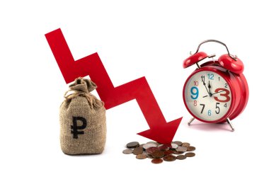 Düşen grafiğin kırmızı okuyla Rus ruble enflasyonu ve içinde Rus para birimi sembolleri olan bir para çantası hakkında kavramsal plan.