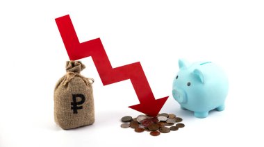 Düşen grafiğin kırmızı okuyla Rus ruble enflasyonu ve içinde Rus para birimi sembolleri olan bir para çantası hakkında kavramsal plan.