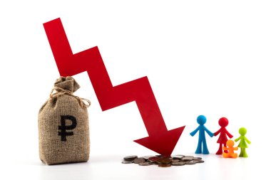 Düşen grafiğin kırmızı okuyla Rus ruble enflasyonu ve içinde Rus para birimi sembolleri olan bir para çantası hakkında kavramsal plan.