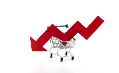 Kırmızı ok finansal grafiği beyaz arka planda süpermarket alışveriş arabasında düşüyor