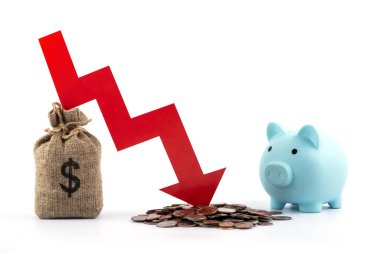 Düşen kırmızı bir grafik oklu enflasyon, Amerikan doları paraları ve Amerikan para birimi sembollü bir para çantası hakkında kavramsal bir hikaye.