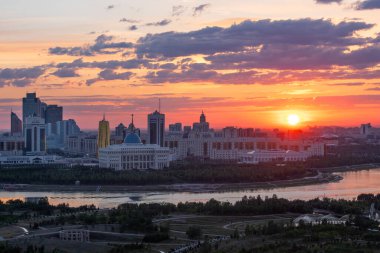 Kazakistan 'ın orta kesiminde güzel bir günbatımı, Astana.