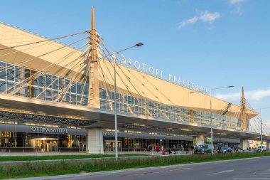 Krasnoyarsk, Rusya, 06.22.2018. Rusya 'nın Krasnoyarsk kentindeki havaalanı binası bir yaz sabahı