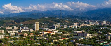 Bir yaz akşamında Kazak şehri Almaty 'nin merkez kısmının bir kuadkopterinden görüntü