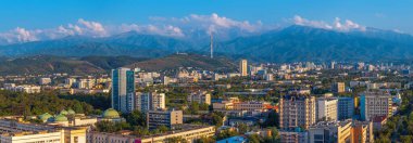 Bir yaz akşamında Kazak şehri Almaty 'nin merkez kısmının bir kuadkopterinden görüntü