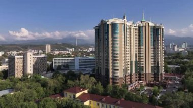 Almaty, Kazakistan, 08.30, 2024. Bir yaz akşamında Kazak şehri Almaty 'nin merkez kısmının bir kuadkopterinden görüntü