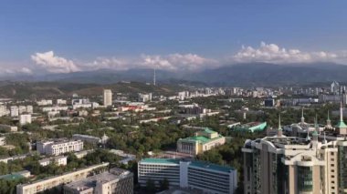 Almaty, Kazakistan, 08.30, 2024. Bir yaz akşamında Kazak şehri Almaty 'nin merkez kısmının bir kuadkopterinden görüntü