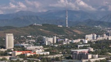 Almaty, Kazakistan, 08.30, 2024. Bir yaz akşamında Kazak şehri Almaty 'nin merkez kısmının bir kuadkopterinden görüntü
