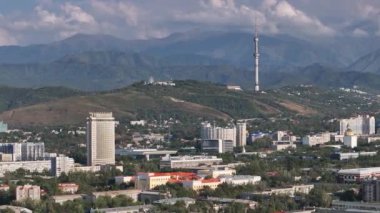 Almaty, Kazakistan, 08.30, 2024. Bir yaz akşamında Kazak şehri Almaty 'nin merkez kısmının bir kuadkopterinden görüntü