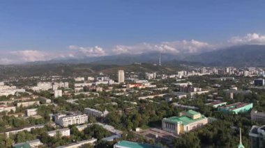 Almaty, Kazakistan, 08.30, 2024. Bir yaz akşamında Kazak şehri Almaty 'nin merkez kısmının bir kuadkopterinden görüntü