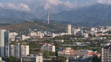 Bir yaz akşamında Kazak şehri Almaty 'nin merkez kısmının bir kuadkopterinden görüntü