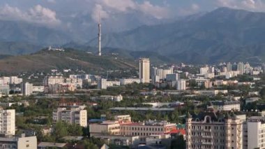 Bir yaz akşamında Kazak şehri Almaty 'nin merkez kısmının bir kuadkopterinden görüntü
