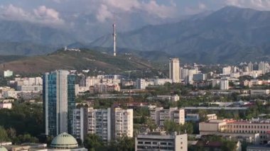Bir yaz akşamında Kazak şehri Almaty 'nin merkez kısmının bir kuadkopterinden görüntü