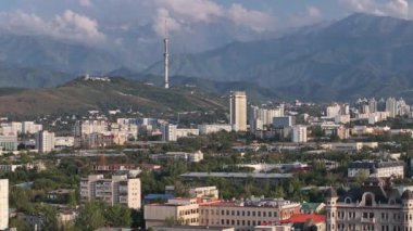 Bir yaz akşamında Kazak şehri Almaty 'nin merkez kısmının bir kuadkopterinden görüntü