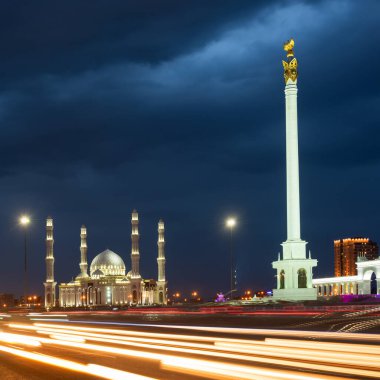  Üzerinde sihirli kuş Samruk olan Kazakistan Bağımsızlık Anıtı ve Astana 'daki Hazret-Sultan Camii.