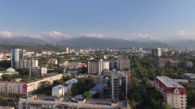 Almaty, Kazakistan. 08.30.2024. Bir yaz akşamında Kazak şehri Almaty 'nin merkez kısmının bir kuadkopterinden görüntü