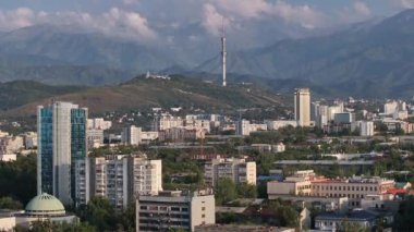 Almaty, Kazakistan. 08.30.2024. Bir yaz akşamında Kazak şehri Almaty 'nin merkez kısmının bir kuadkopterinden görüntü