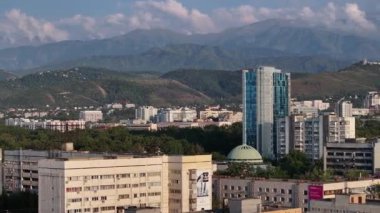 Almaty, Kazakistan. 08.30.2024. Bir yaz akşamında Kazak şehri Almaty 'nin merkez kısmının bir kuadkopterinden görüntü