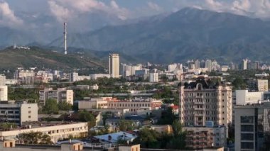 Almaty, Kazakistan. 08.30.2024. Bir yaz akşamında Kazak şehri Almaty 'nin merkez kısmının bir kuadkopterinden görüntü