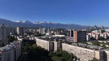 Almaty, Kzakhstan, 09.03.2024. Sonbahar sabahı Kazak şehri Almaty 'nin merkez kısmının bir kuadkopterinden görüntüle