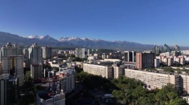 Almaty, Kzakhstan, 09.03.2024. Sonbahar sabahı Kazak şehri Almaty 'nin merkez kısmının bir kuadkopterinden görüntüle