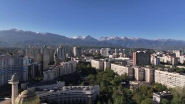 Almaty, Kzakhstan, 09.03.2024. Sonbahar sabahı Kazak şehri Almaty 'nin merkez kısmının bir kuadkopterinden görüntüle