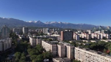 Almaty, Kzakhstan, 09.03.2024. Sonbahar sabahı Kazak şehri Almaty 'nin merkez kısmının bir kuadkopterinden görüntüle