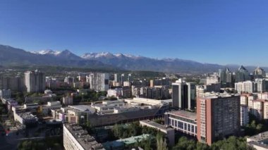 Almaty, Kzakhstan, 09.03.2024. Sonbahar sabahı Kazak şehri Almaty 'nin merkez kısmının bir kuadkopterinden görüntüle