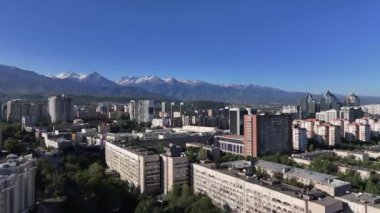 Almaty, Kzakhstan, 09.03.2024. Sonbahar sabahı Kazak şehri Almaty 'nin merkez kısmının bir kuadkopterinden görüntüle