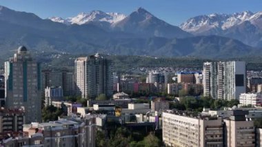 Almaty, Kzakhstan, 09.03.2024. Sonbahar sabahı Kazak şehri Almaty 'nin merkez kısmının bir kuadkopterinden görüntüle