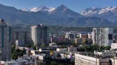 Almaty, Kzakhstan, 09.03.2024. Sonbahar sabahı Kazak şehri Almaty 'nin merkez kısmının bir kuadkopterinden görüntüle