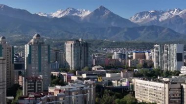 Almaty, Kzakhstan, 09.03.2024. Sonbahar sabahı Kazak şehri Almaty 'nin merkez kısmının bir kuadkopterinden görüntüle