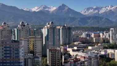 Almaty, Kzakhstan, 09.03.2024. Sonbahar sabahı Kazak şehri Almaty 'nin merkez kısmının bir kuadkopterinden görüntüle