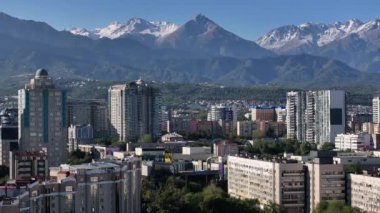 Almaty, Kzakhstan, 09.03.2024. Sonbahar sabahı Kazak şehri Almaty 'nin merkez kısmının bir kuadkopterinden görüntüle