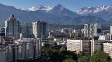Almaty, Kzakhstan, 09.03.2024. Sonbahar sabahı Kazak şehri Almaty 'nin merkez kısmının bir kuadkopterinden görüntüle